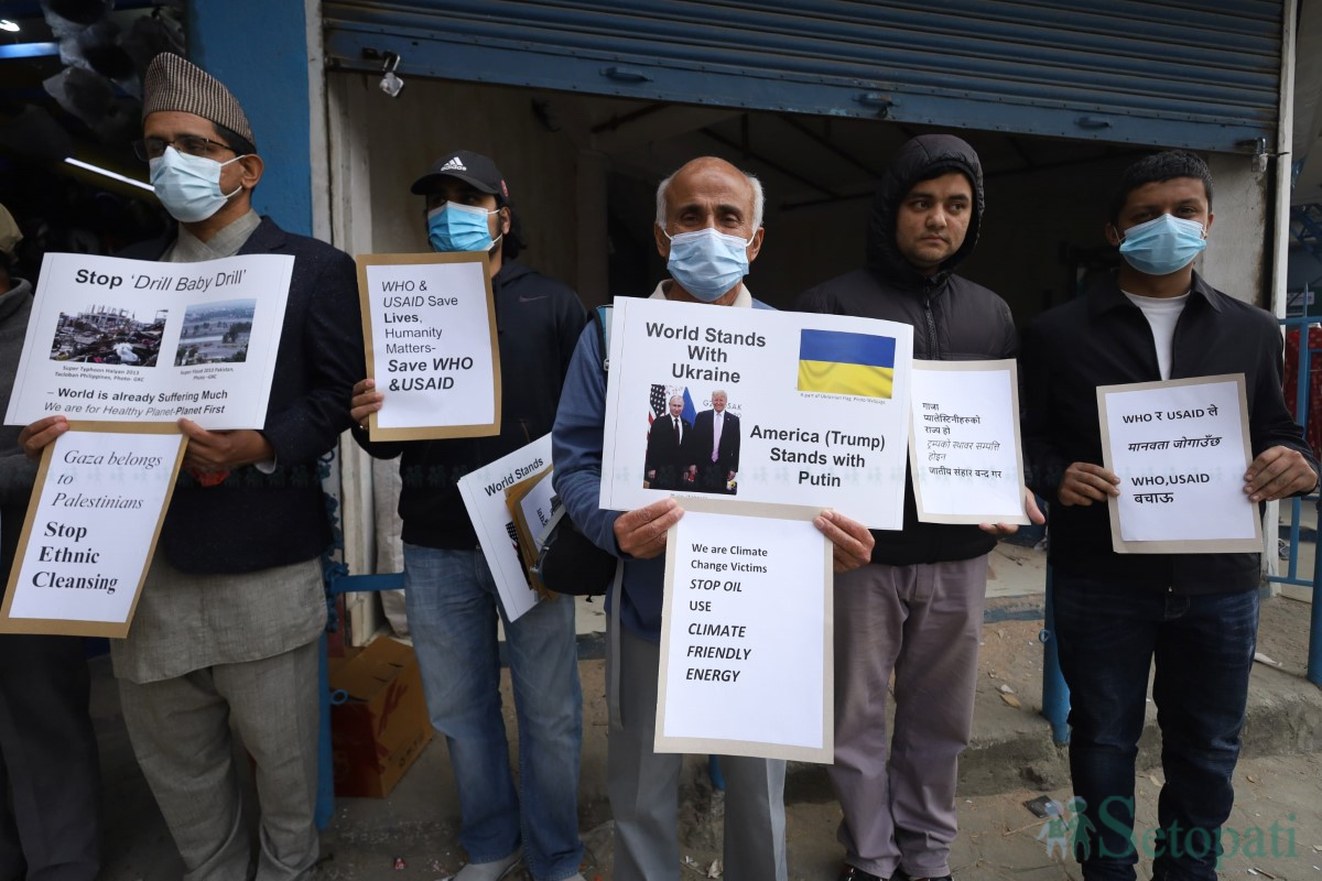 ट्रम्प प्रशासनका निर्णय पुनर्विचारको माग गर्दै डा. केसीसहितले गरे प्रदर्शन