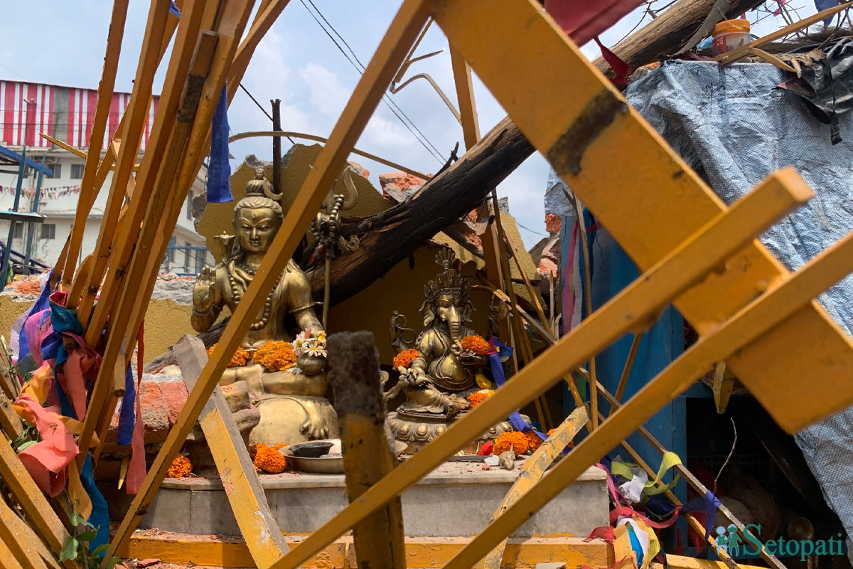 गुम्बाको भग्नावशेषमा बुद्धका मूर्तिहरू। सबै तस्बिर: मन्दिरा घिमिरे/सेतोपाटी