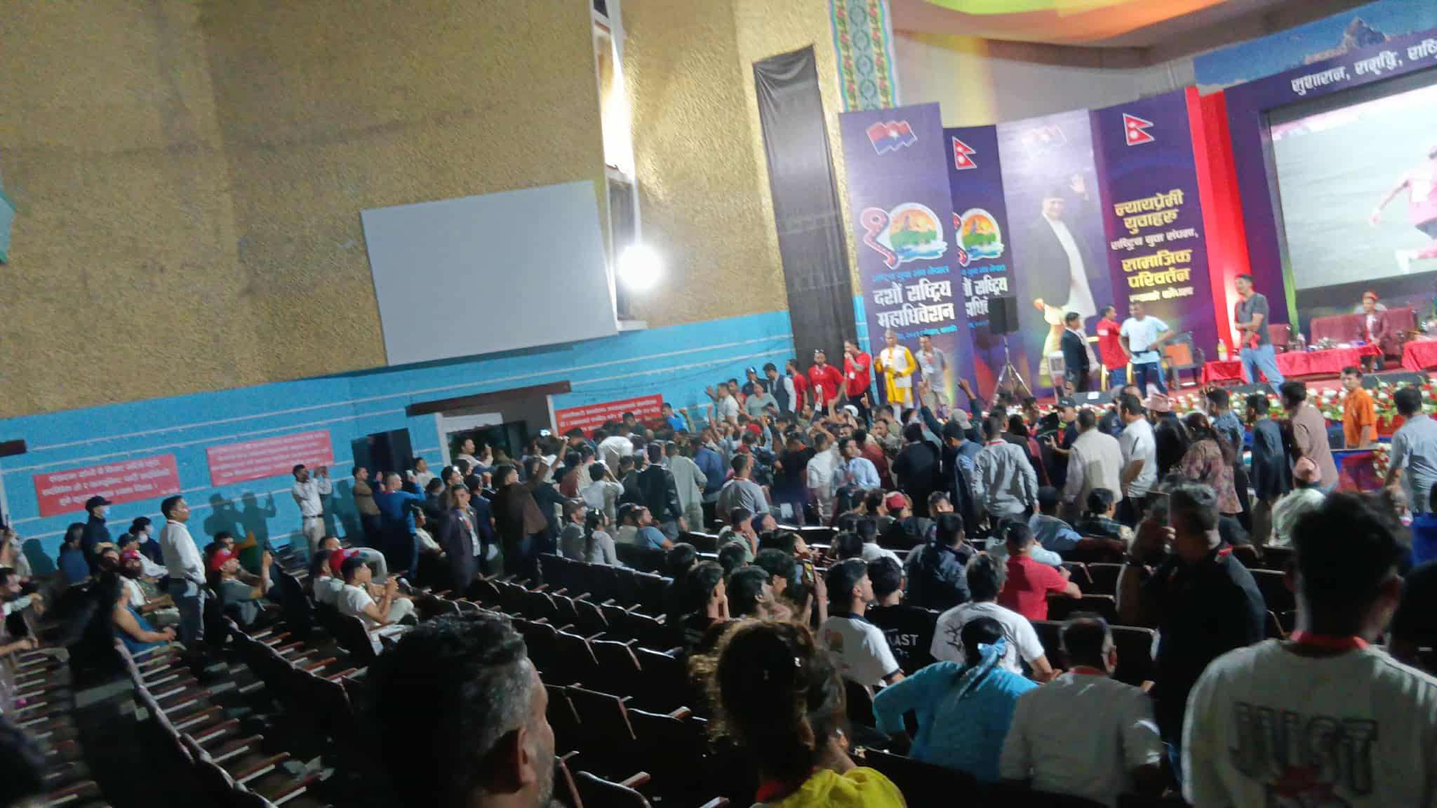 एमाले युवा संघको महाधिवेशन स्थलमा अध्यक्ष क्षितिज थेबे पक्षको नाराबाजी