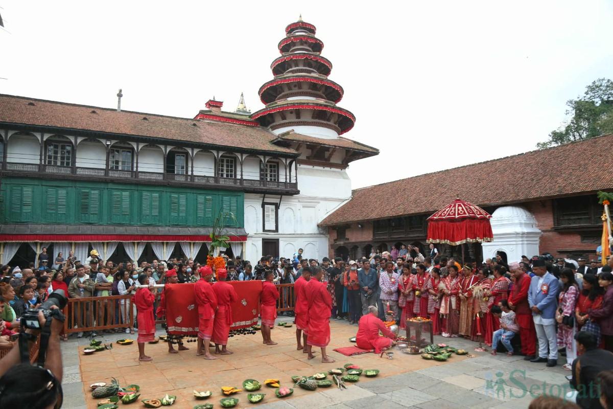 यसरी भित्र्याइयो गोरखाको फूलपाती हनुमान ढोकामा (तस्बिरहरू)