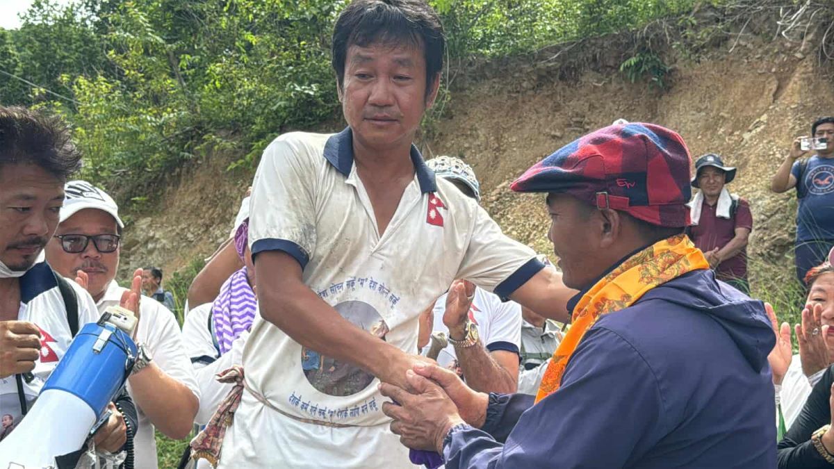 एमालेले कारबाही सिफारिस गरेका वडाध्यक्षलाई मेयर हर्क साम्पाङको सम्मान
