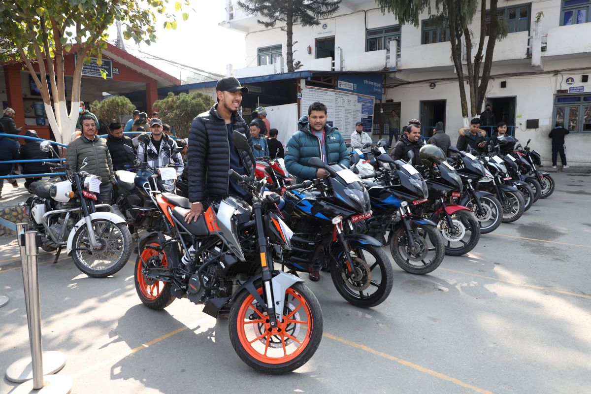 हराएका मोटरसाइकल फेला परेपछि सम्बन्धित धनीलाई हस्तान्तरण गरिँदै।तस्बिरः उपत्यका ट्राफिक प्रहरी कार्यालय