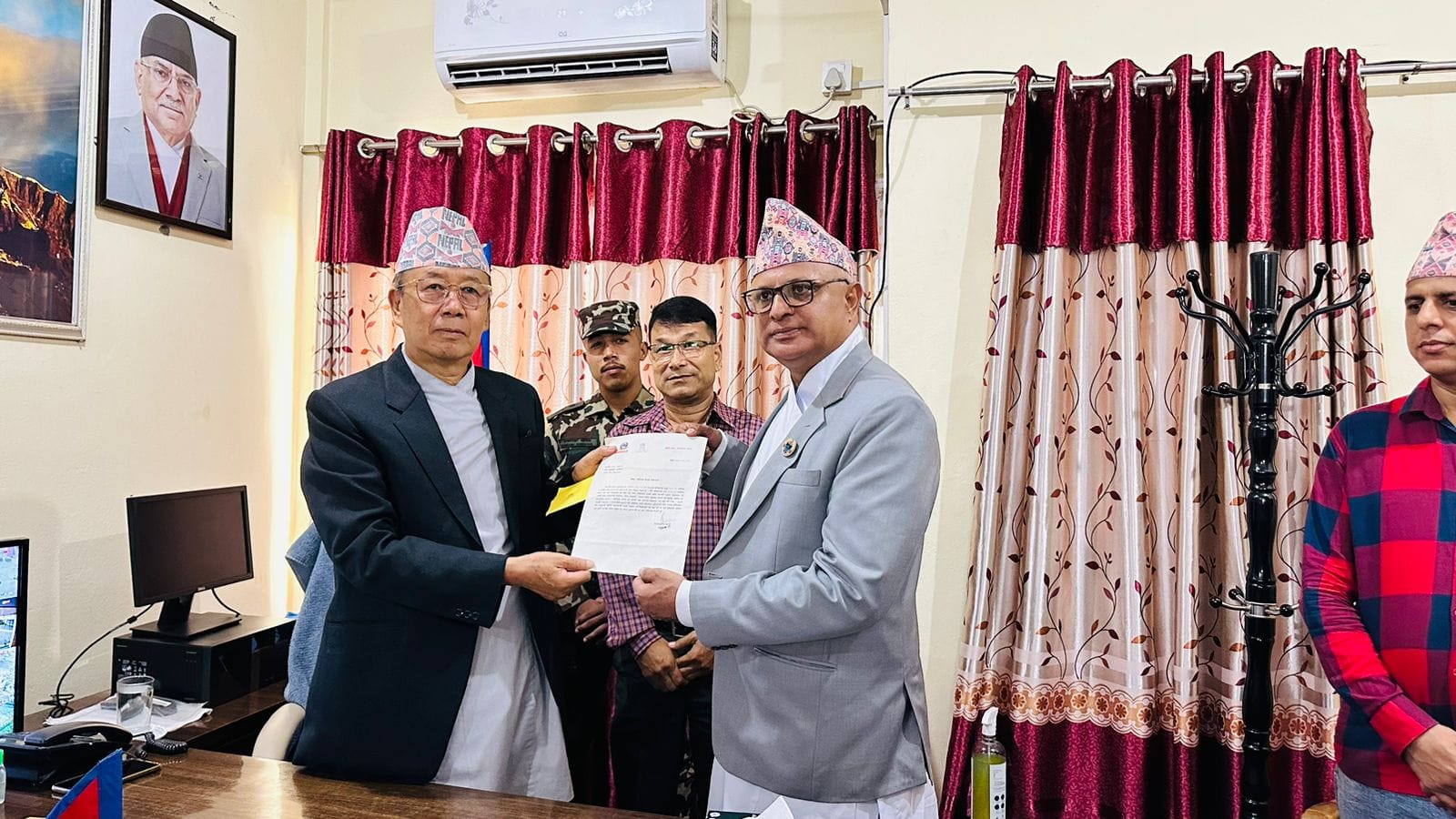 शनिबार प्रदेश प्रमुखलाई राजीनामा बुझाउँदै मुख्यमन्त्री हिक्मत कार्की।