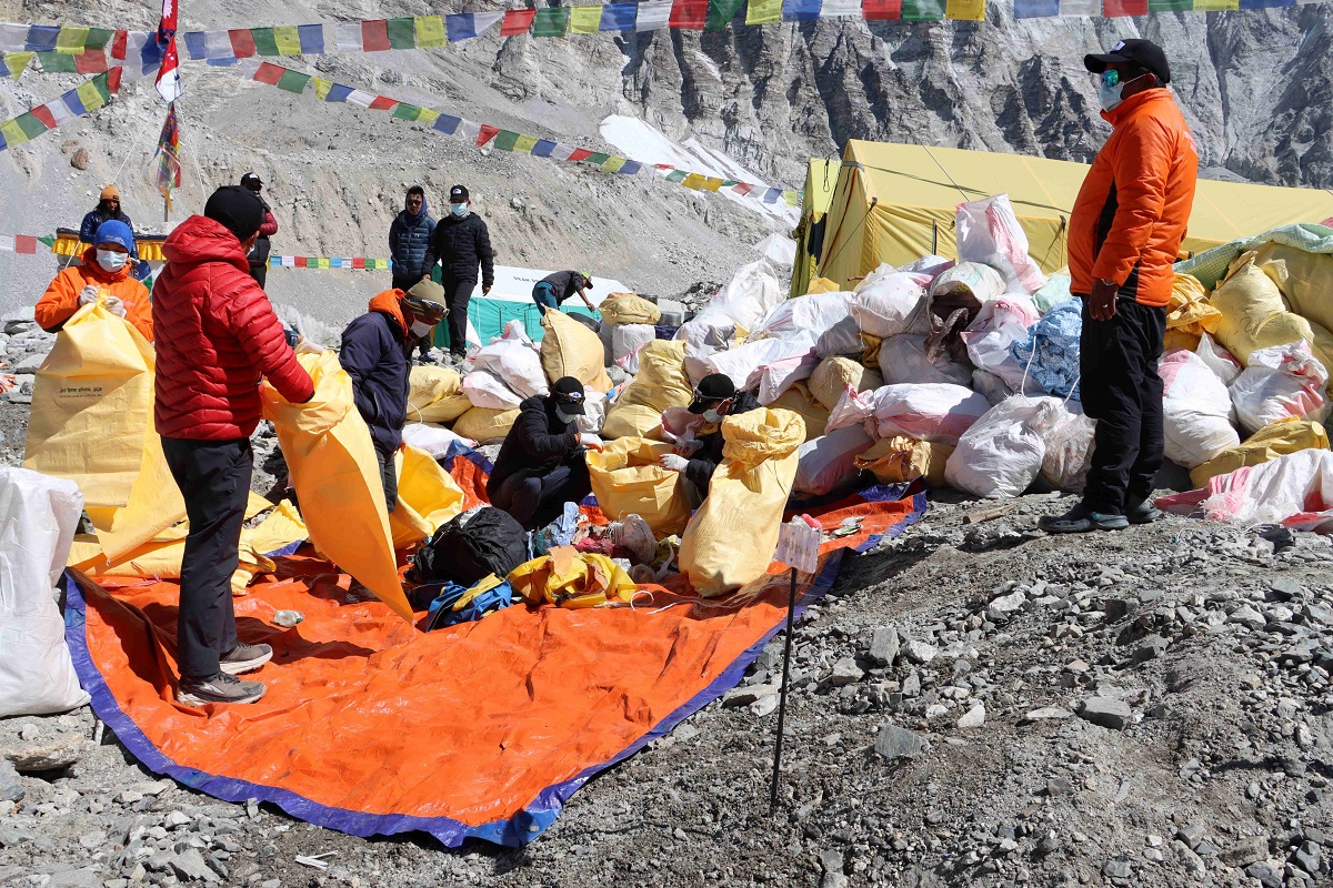हिमालमा फोहोर वर्गीकरण गर्दै नेपाली सेना। तस्बिर: नेपाली सेना।