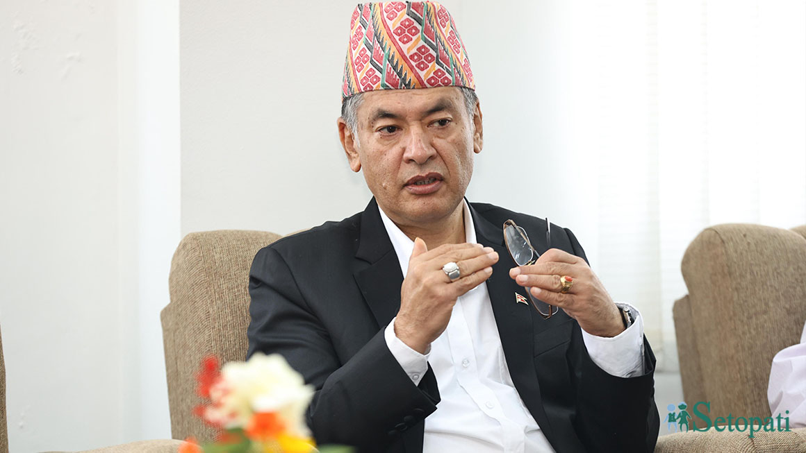 बत्ती गएकोबारे जानकारी दिँदै कार्यकारी निर्देशक हितेन्द्रदेव शाक्य। तस्बिरः नेपाल फोटो लाइब्रेरी।