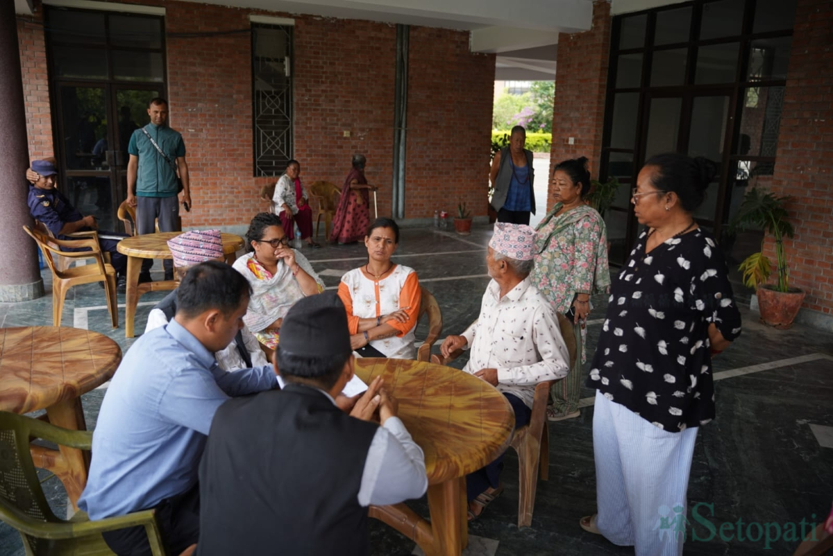 holding-centre-(16)-1783155392.jpg