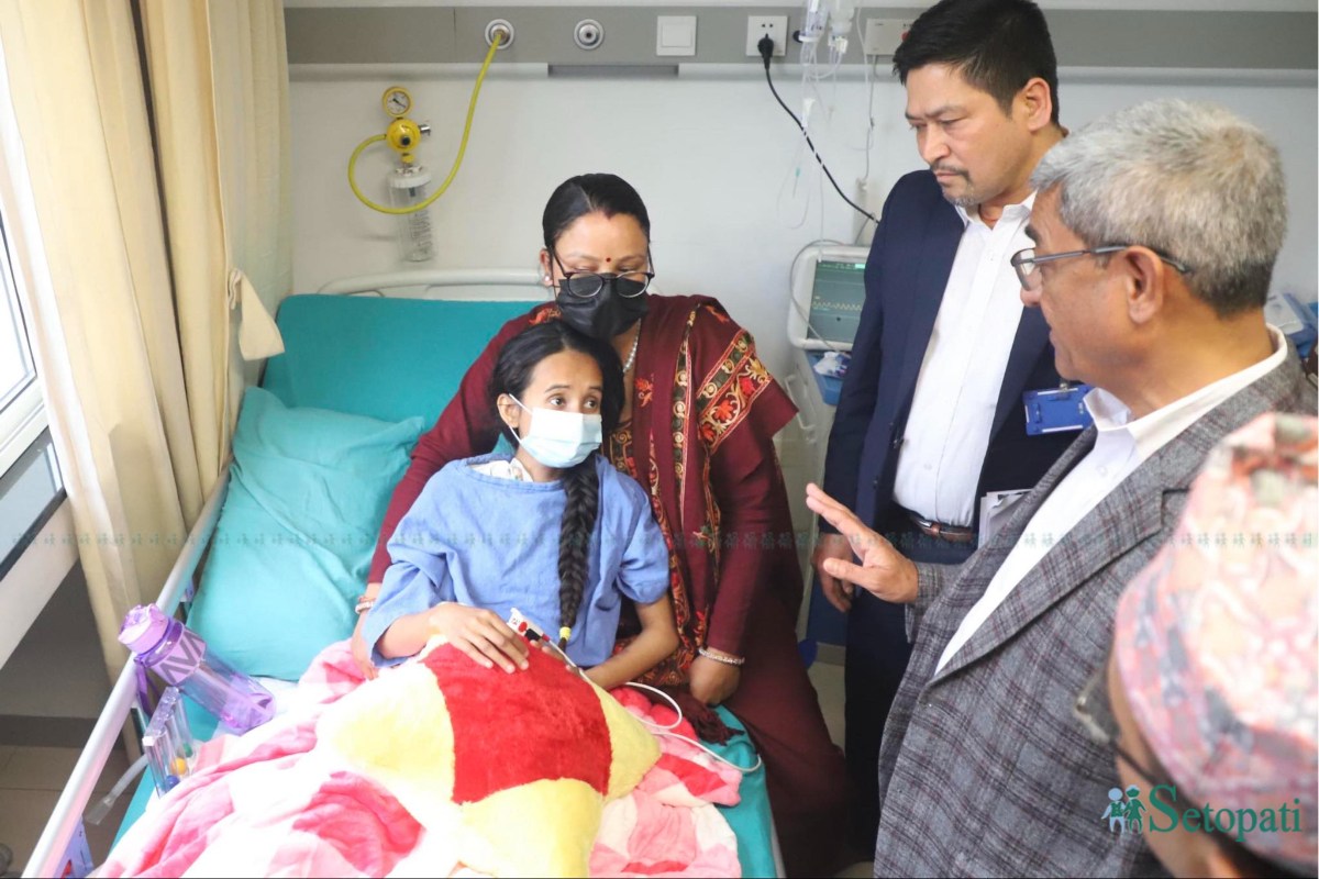 तीनकुने घटनाका घाइतेहरूलाई भेटेर गृहमन्त्रीले भने- सरकारले नि:शुल्क उपचार गर्छ