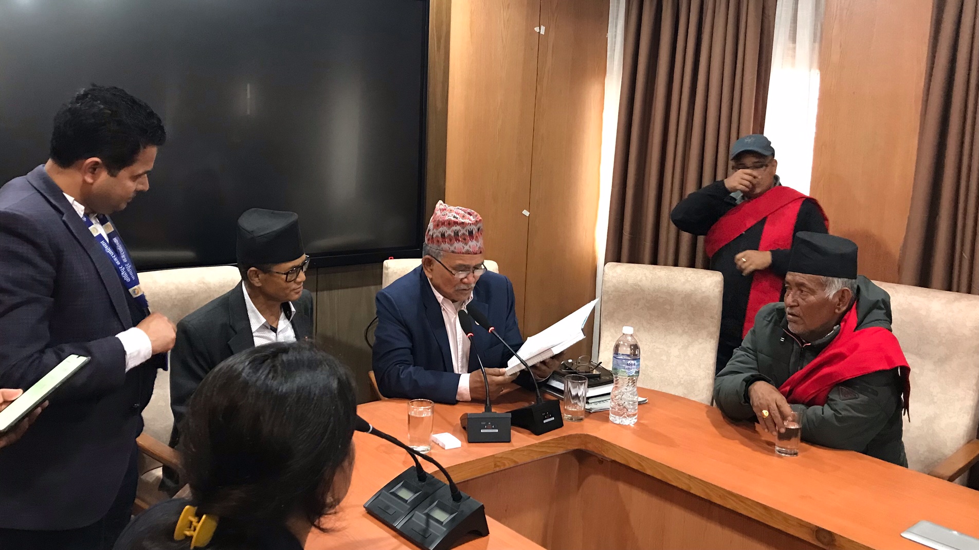 ललितपुर महानगरपालिकामा मंगलबार भएको बैठकपछि निर्णय सुनाउँदै ललितपुरका मेयर चिरिबाबु महर्जन। तस्बिर: सुदीप श्रेष्ठ/सेतोपाटी