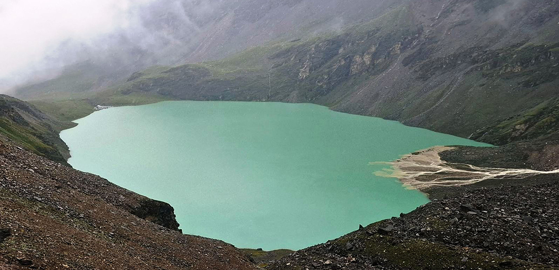 डोल्पाको जगदुल्ला गाउँपालिका–१ स्थित हिमालको काखमा रहेको जगदुल्ला ताल। तालमा तीर्थ व्रतका लागि सयौँ स्थानीयबासीहरू यहाँ आउने गर्दछन्। तस्बिरः हेमन्त केसी/रासस