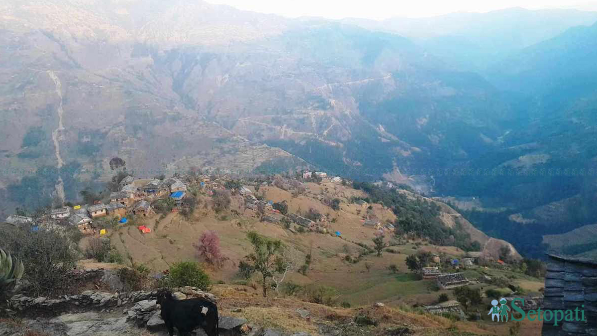 जाजरकोटको जुनेचाँदे गाउँपालिका-२ को भूक्पप्रभावित मजकोट गाउँ । तस्बिरः  दिपकजंग शाही/सेतोपाटी