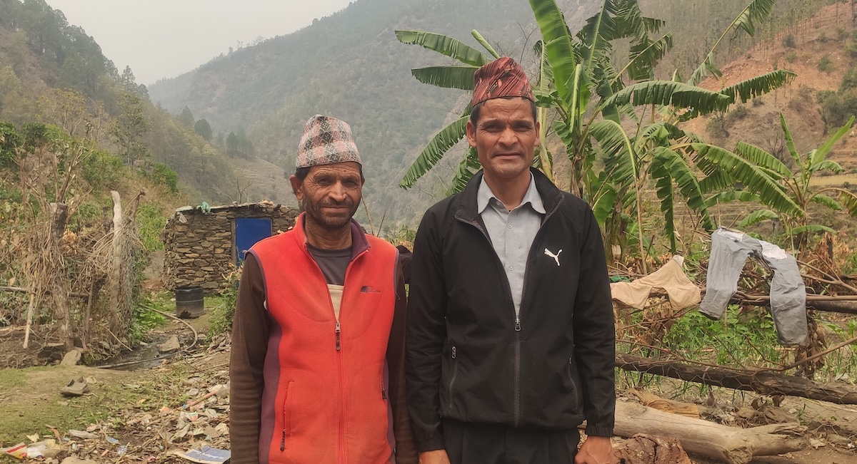 विजया प्रावि पौजा, जाजरकोटका विद्यालय व्यवस्थापन समिति अध्यक्ष विजयलाल शर्मा (बायाँ) र प्रधानाध्यापक गोपालबहादुर गिरी।