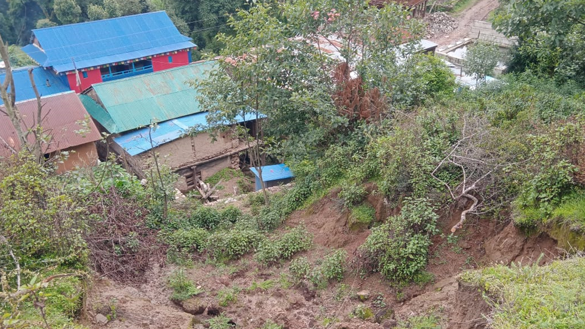 बस्तीमाथि पहिरो जाँदा पाँचधारे बजार जोखिममा