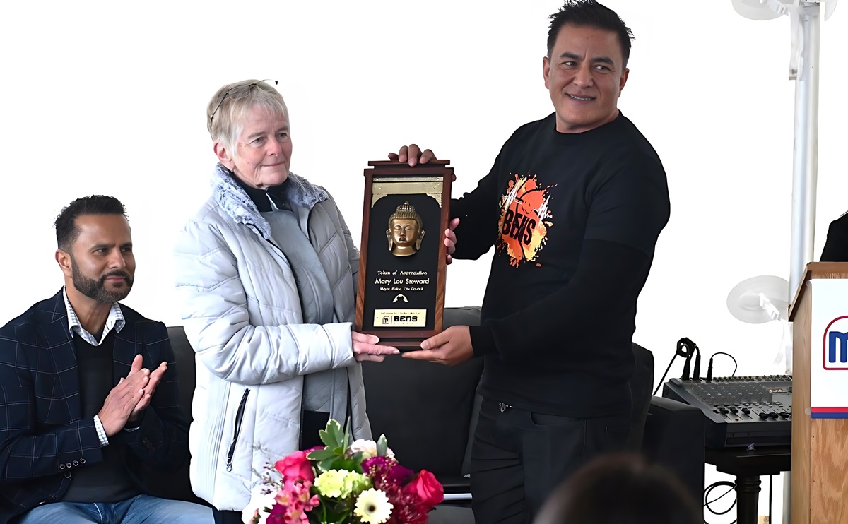 अमेरिकामा बेन्स मार्केटको १७ औं शाखा उद्घाटन क्रममा ब्लेन सिटी काउन्सिलका मेयरलाई मायाको चिनो दिँदै बेन जोशी।