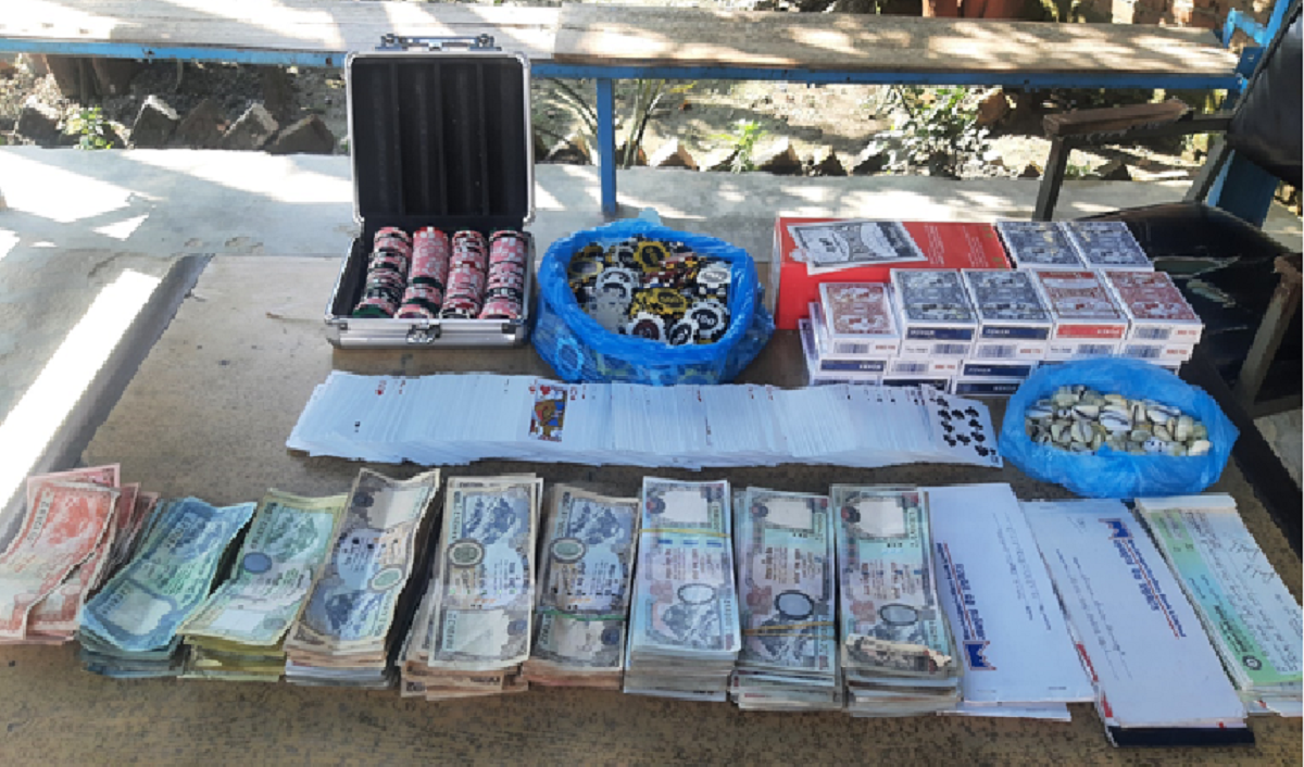 तस्वीर: पक्राउ परेका जुवाडेहरूबाट बरामद सामान।