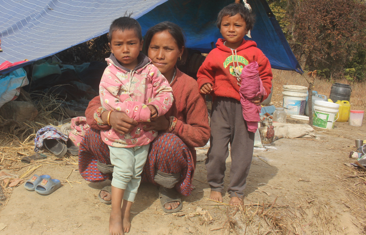 आफ्ना जेठो छोरा र भतिजीसंग कल्पना। उनका ३ महिनाका छोरा त्रिपालमा सुतिरहेका थिए। तस्बिर: सविता बुढा/सेतोपाटी