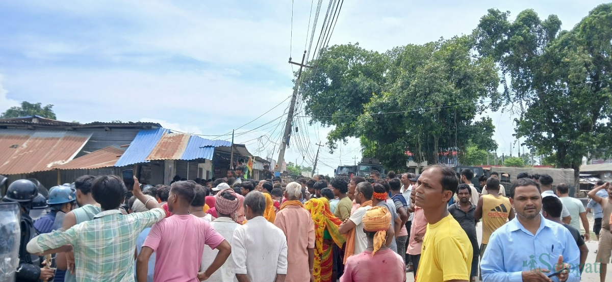 कप्तानगन्जमा स्थानीयको भिड। तस्बिर: राजु अधिकारी/सेतोपाटी