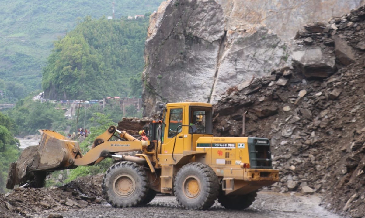 गतवर्ष तुहिन खोलामा झरेको पहिरो पन्छाउँदै गरेको डोजर। तस्बिर : राजेश घिमिरे