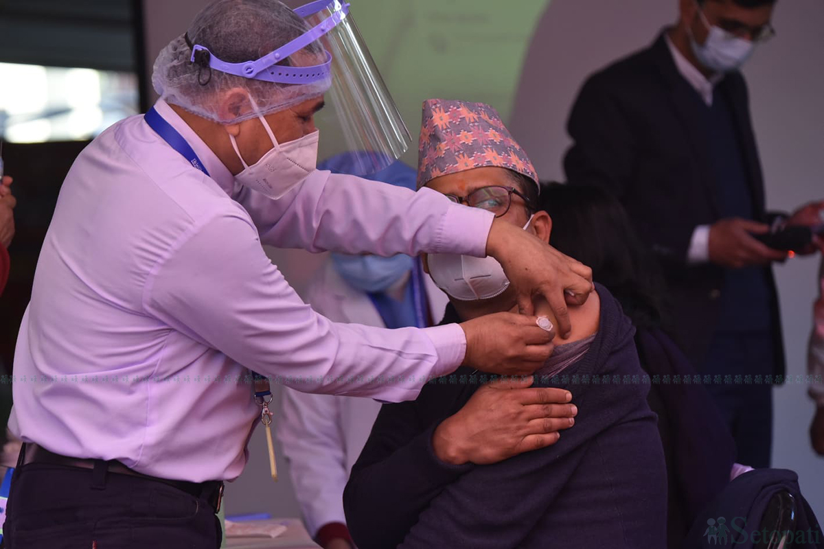 बुधबार टेकुस्थित शुक्रराज ट्रपिकल तथा सरूवा रोग अस्पतालमा कोरोना खोप लगाइँदै। तस्बिर: नारायण महर्जन/सेतोपाटी