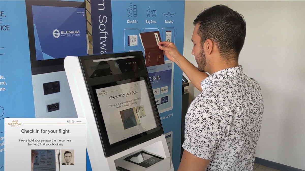 विमानस्थलमा राखिएको कियोस्क मेसिन जसमा हातले नछोइकनै सबै प्रक्रिया पूरा गर्न सकिन्छ। तस्बिरः साउथ चाइना मर्निङ पोस्ट