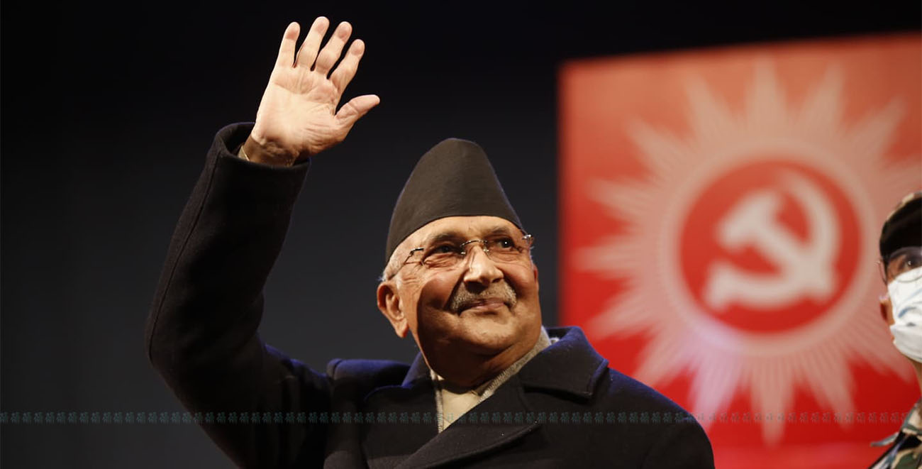 शनिबार काठमाडौंमा आयोजित नेपाल कम्युनिष्ट पार्टी (नेकपा) आफू पक्षका कार्यकर्ता भेलालाई अभिवादन गर्दै प्रधानमन्त्री ओली। तस्बिरः निशा भण्डारी