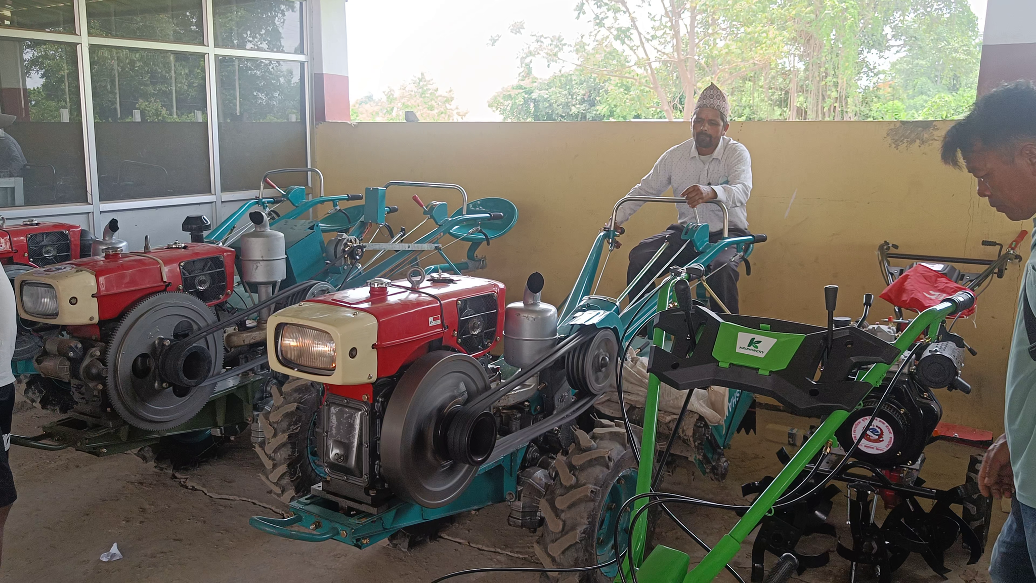 देवदहका किसानलाई कृषि उपकरण प्रदान