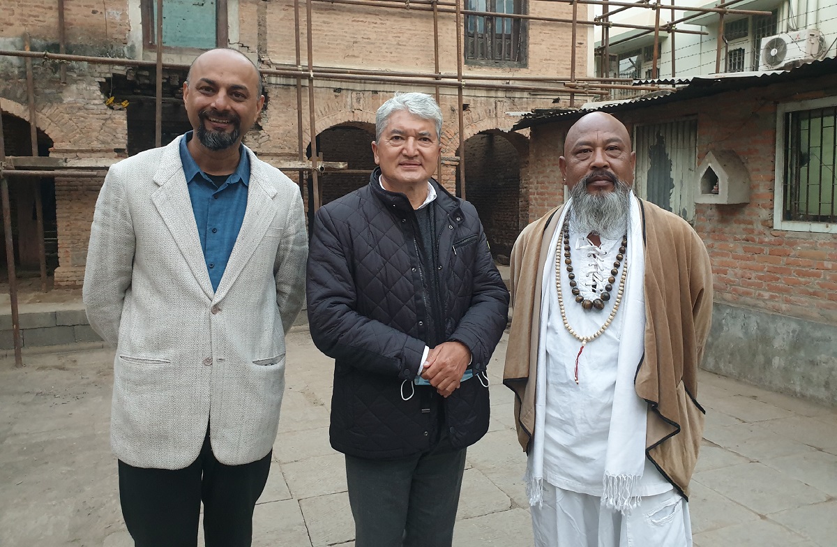 बालकृष्ण समको जन्मघरमा केयू उपकुलपति र लेखक नगरकोटीका साथमा लोचन रिजाल