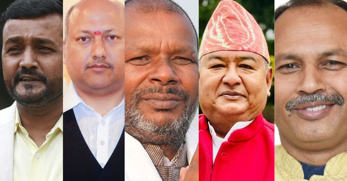 बायाँबाट क्रमश: प्रदीप यादव, सतिश सिंह, उमेश यादव, कृष्णकुमार श्रेष्ठ र अनिल झा।