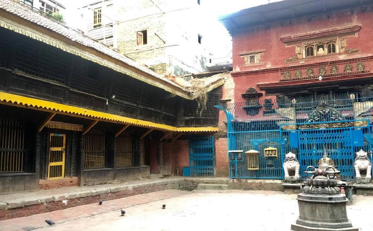 पाटनको सुबहालस्थित जय मनोहर महाविहार र त्यसैको देब्रेपट्टि महांकाल मन्दिर। दसैंमा नवमीको रात यहाँ भक्तजनहरूले आफ्नै शरीरको छाला काटेर चढाउँछन्। तस्बिर: सुदीप श्रेष्ठ/सेतोपाटी