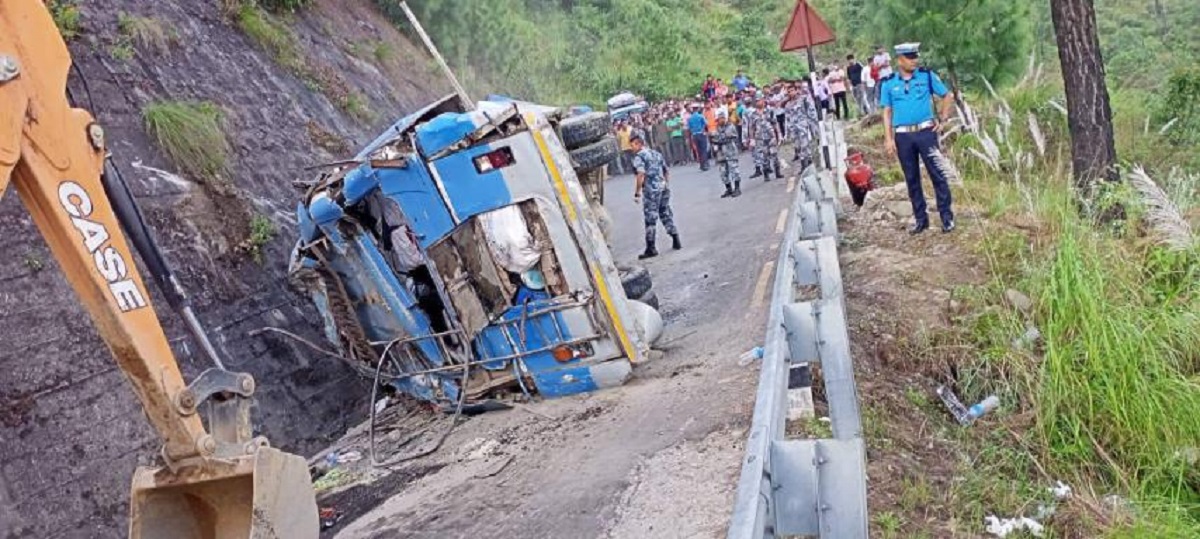 दुर्घटनास्थलमा प्रहरीहरू