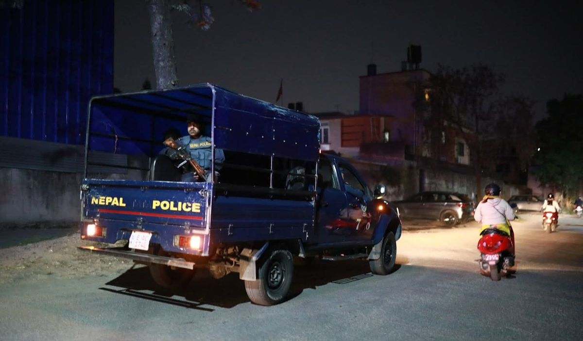 काठमाडौं महानगरपालिकाले खोला–नदी किनारमा बस्दै आएको सुकुम्बासी बस्तीमा माइकिङ गरेको छ। तस्बिरः सौरभ ढकाल।