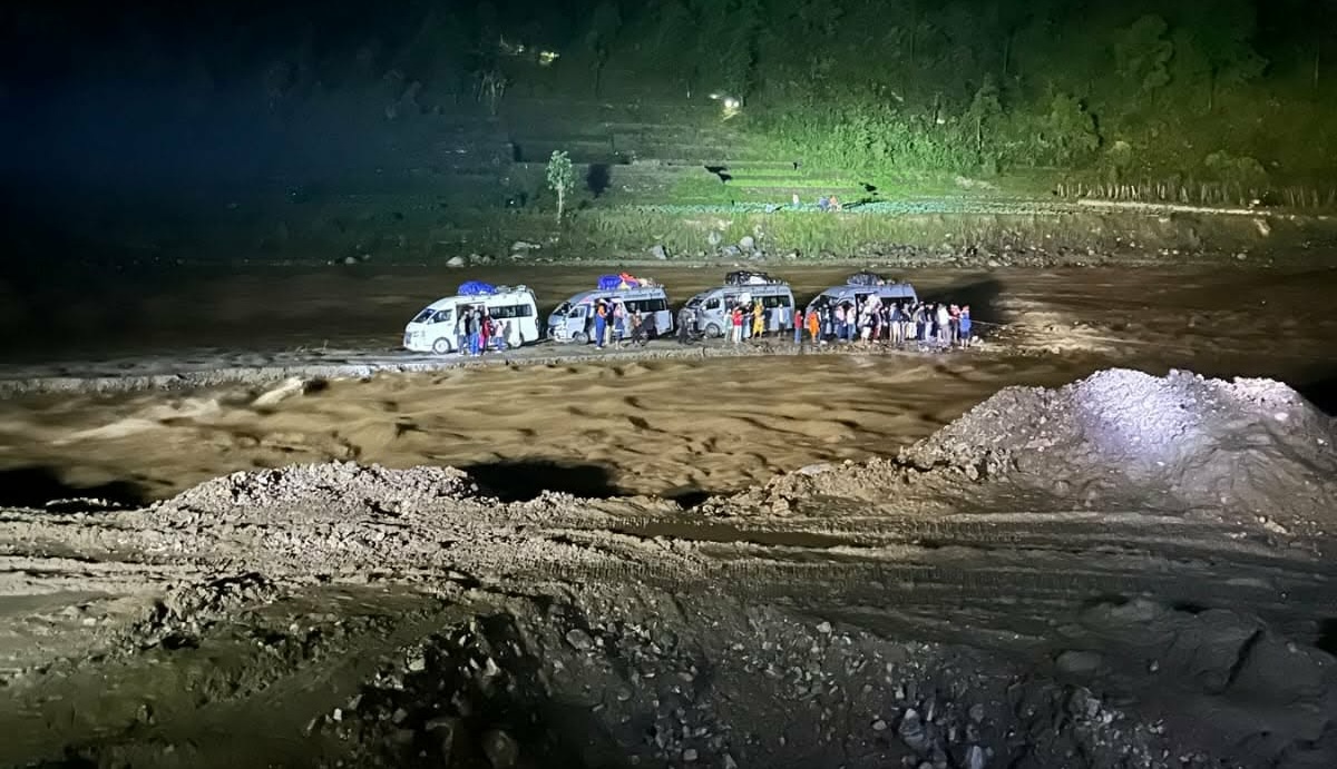 रोशीमा फसेका ५ गाडी र यात्रुको उद्धार, १५० भन्दा बढी सवारी साधन रोकिए