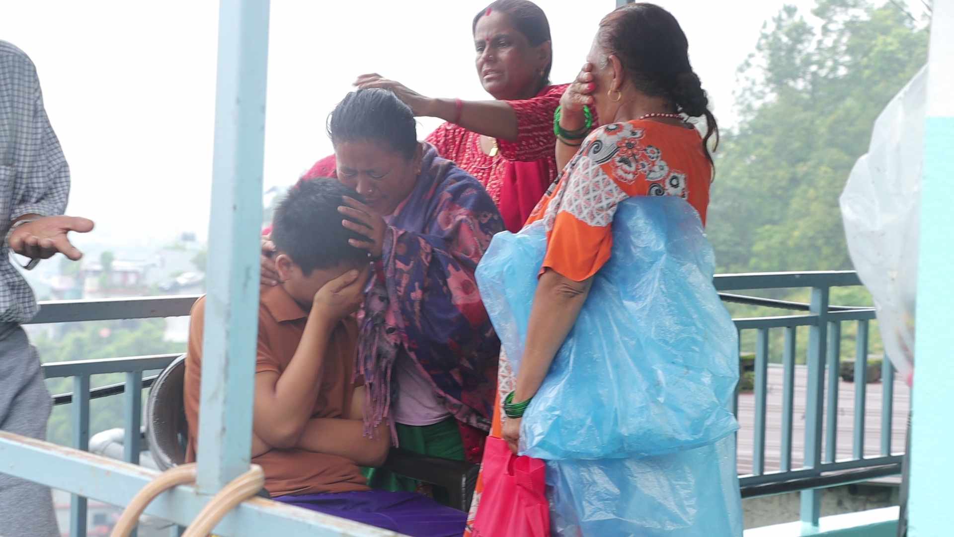 पहिरोमा परी ज्‍यान जोगाएका सनिप, उनकी आमा मैतकुमारी र स्थानीय।