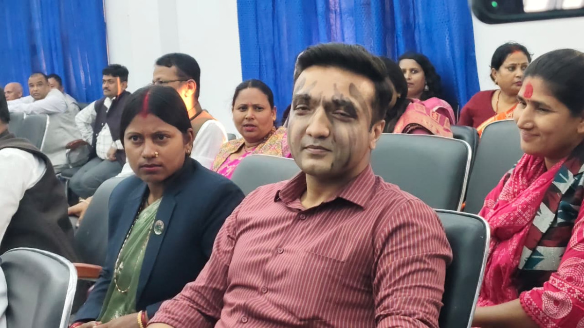 मधेस प्रदेश सभा बैठक चलिरहेको बेला माओवादी सांसदले आफैलाई दले मोसो