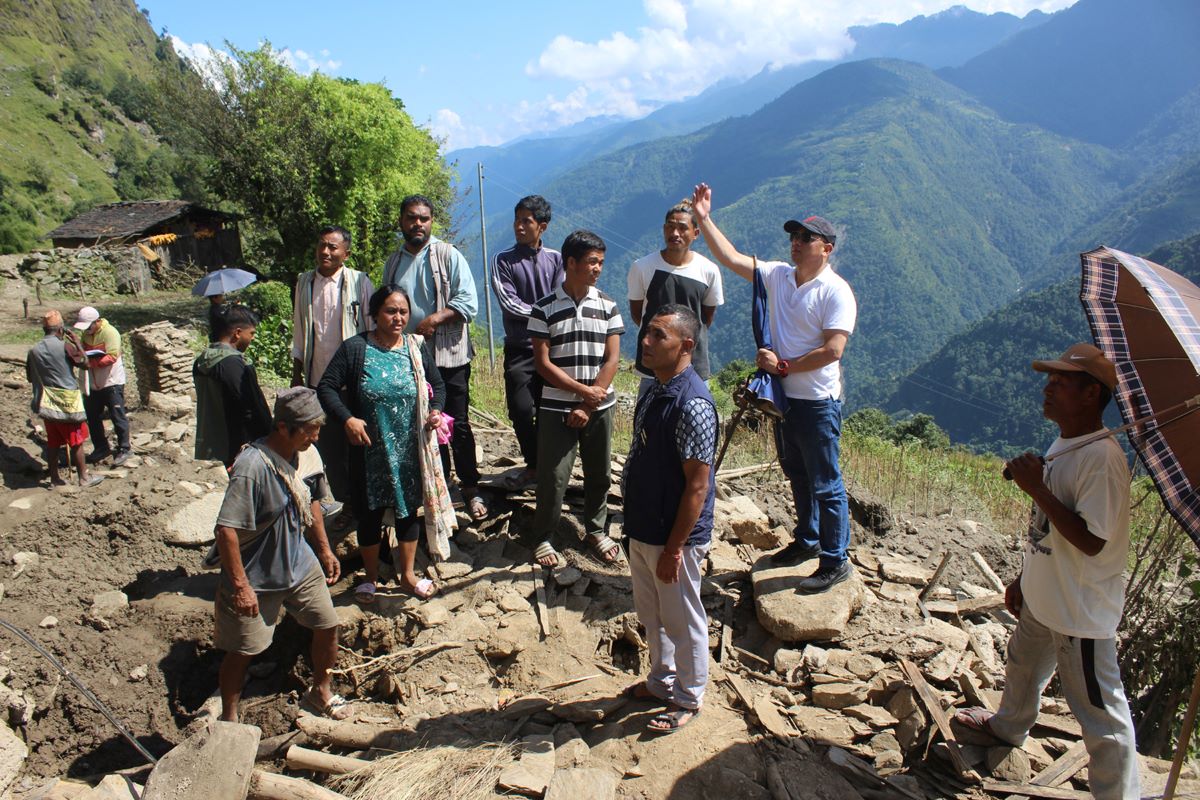 पहिरो निरीक्षण गर्दै मन्त्री जुग्जाली। तस्बिरः सन्तोष गौतम/रासस