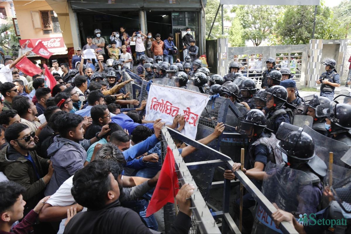 शुल्कवृद्धि फिर्ताको माग गर्दै प्रदर्शनमा उत्रिएका विद्यार्थी। फाइल तस्बिर।