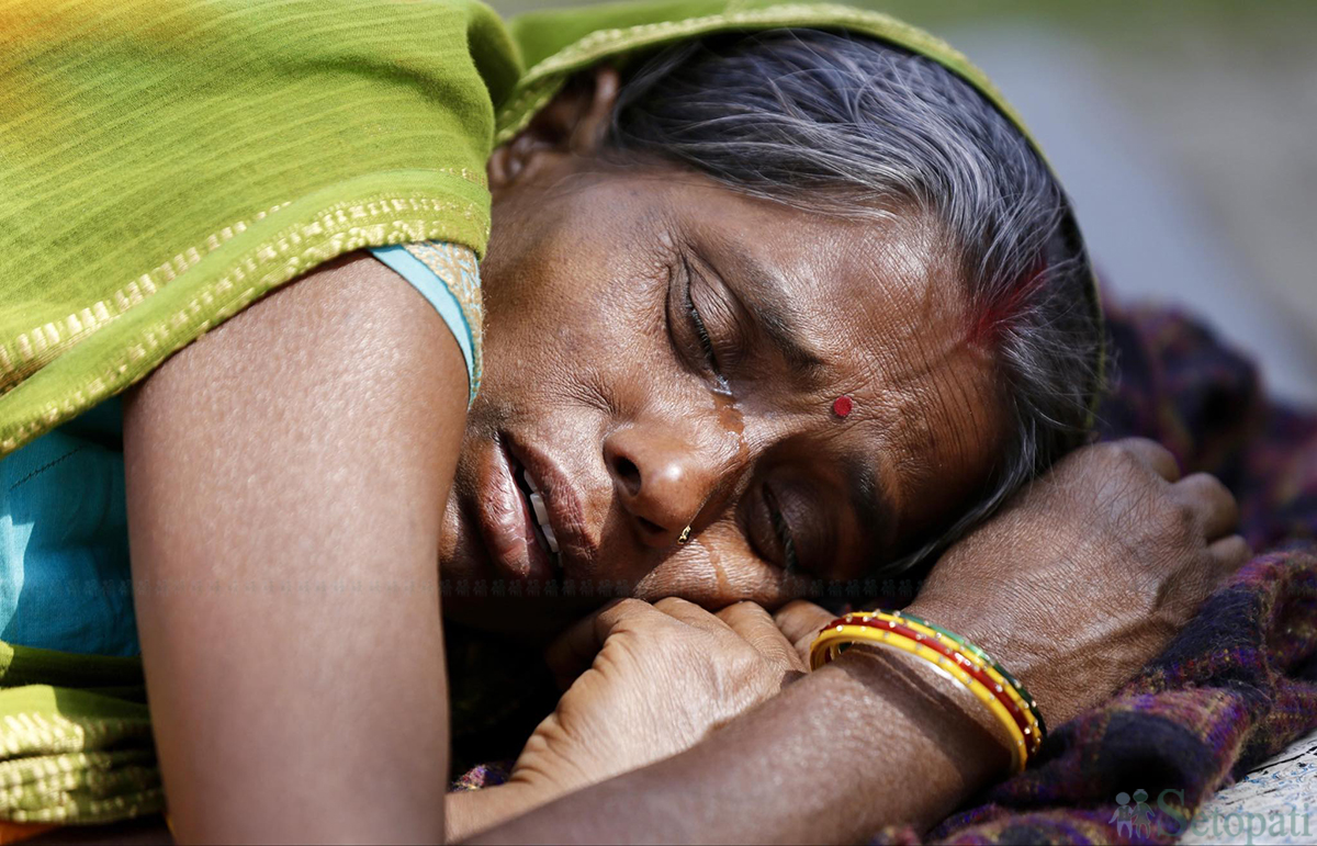 छोरीका लागि न्याय माग्दै १२० दिनदेखि माइतीघरमा धर्ना बसिरहेकी आरतीकी आमा निर्मलादेवी। तस्बिर: नवीनबाबु गुरूङ/सेतोपाटी।