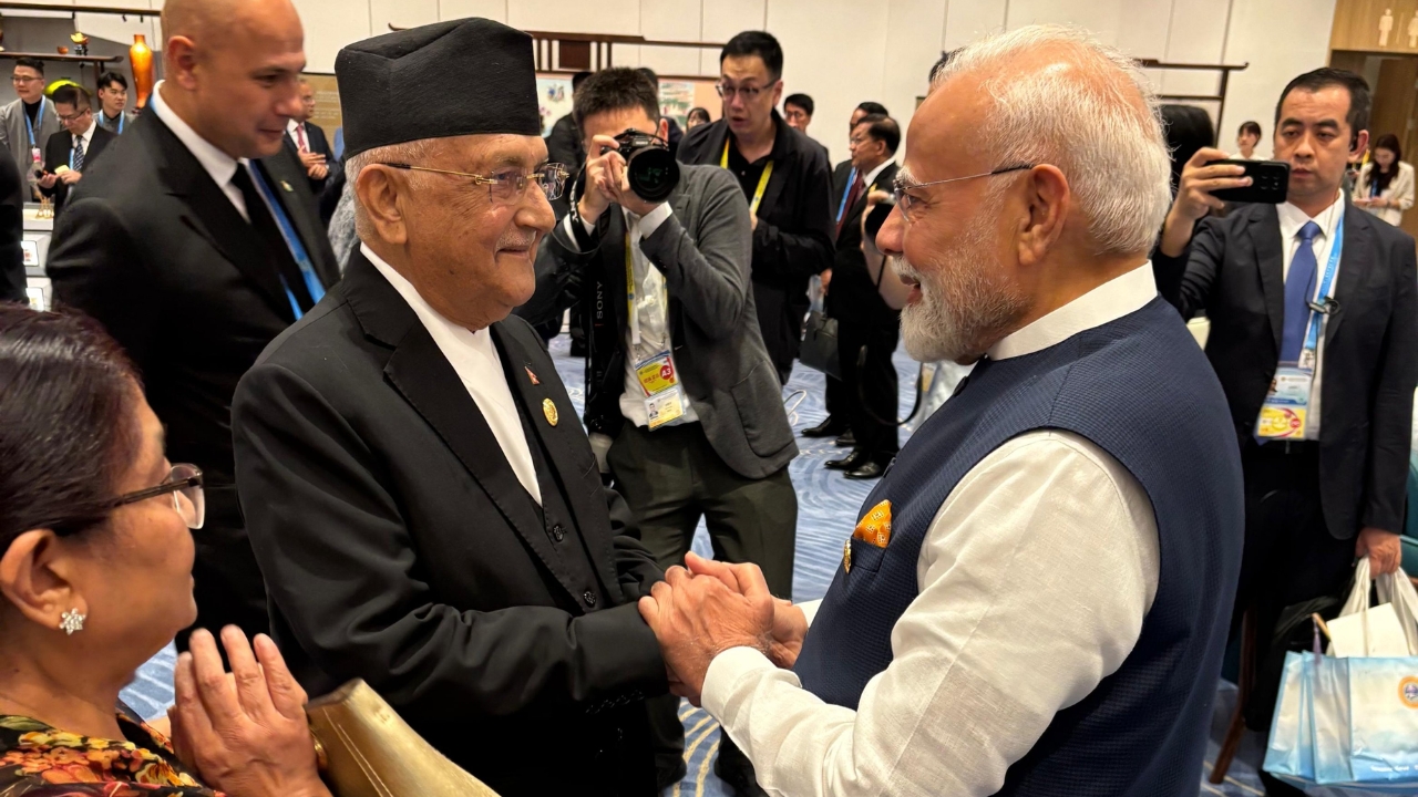 प्रधानमन्त्री ओली र मोदीबीच चीनमा भेटवार्ता