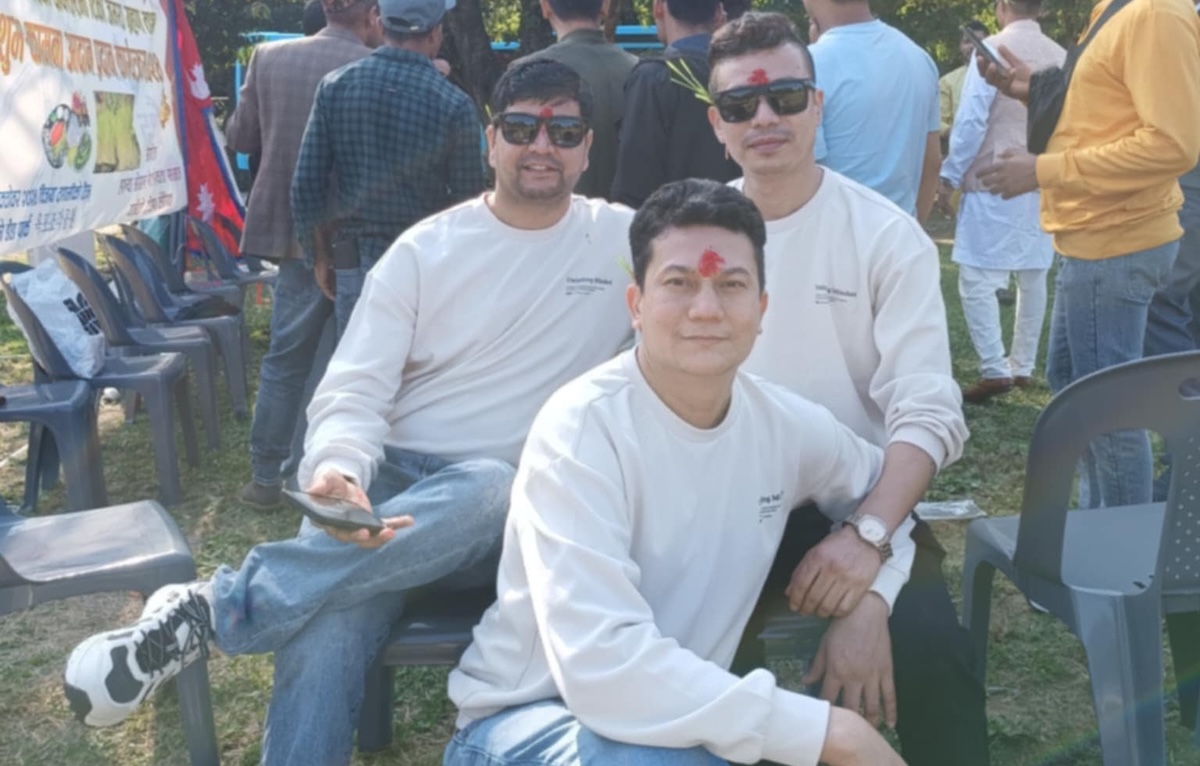 विवेक न्यौपाने (बायाँ), पदम पाण्डे (दायाँ) र बीच बसेका कपिलदेव अधिकारी।