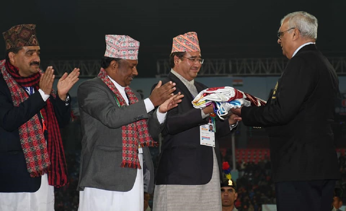 फाइल तस्बिर : सन् २०१९ मा नेपालमा भएको  सागको समापनमा पाकिस्तानलाई झण्डा हस्तान्तरण गरिँदै।