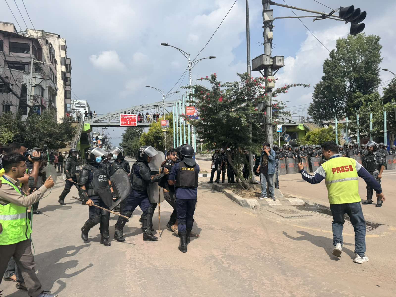 बानेश्वरमा भेला भएकालाई प्रहरीले लिन थाल्यो नियन्त्रणमा