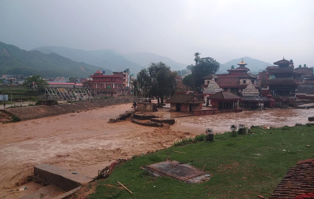 तस्बिरः गत वैशाखको अन्तिम साता पनौतीमा आएको भेलबाढी।