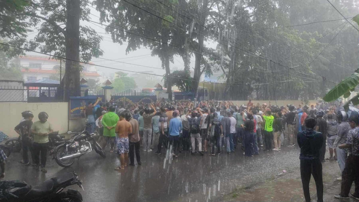 बुटवलमा भीषण वर्षाको प्रवाह नगरी प्रदर्शन, प्रदर्शनकारीले गरे इलाका प्रहरी कार्यालय घेराउ