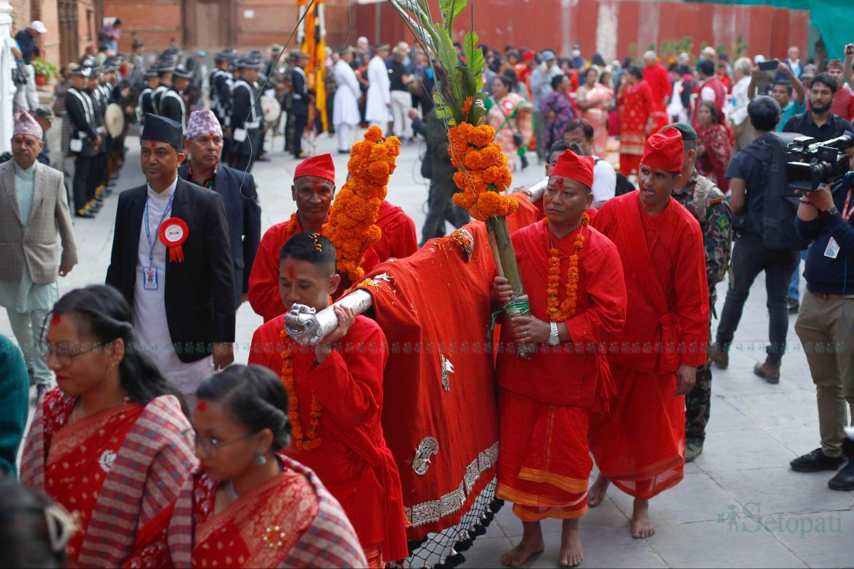 गोरखा दरबारबाट हनुमान ढोका दरबारका लागि पठाइयो फूलपाती