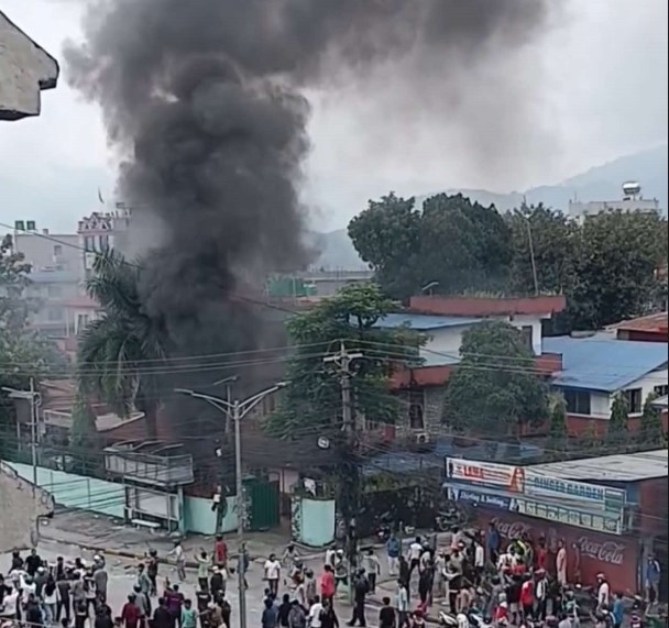 पोखरा महानगरपालिकामा प्रदर्शनकारीले लगाए आगो