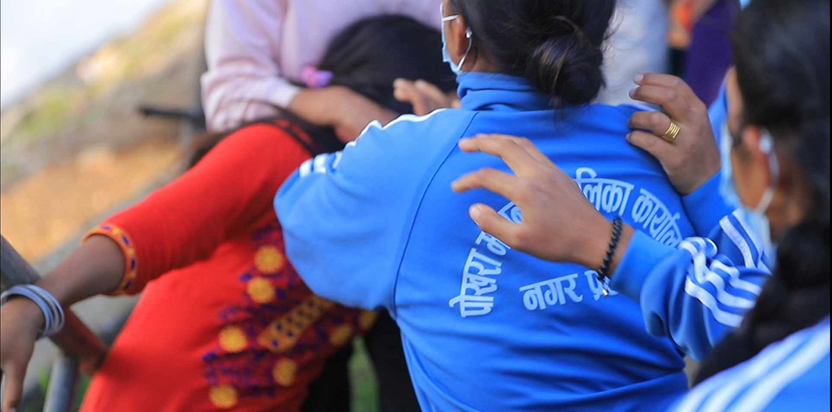 फेवा किनारमा पानीपुरी चटपटे बेच्न बसेकी लोकमायालाई  लछारपछार पार्दै प्रहरी।