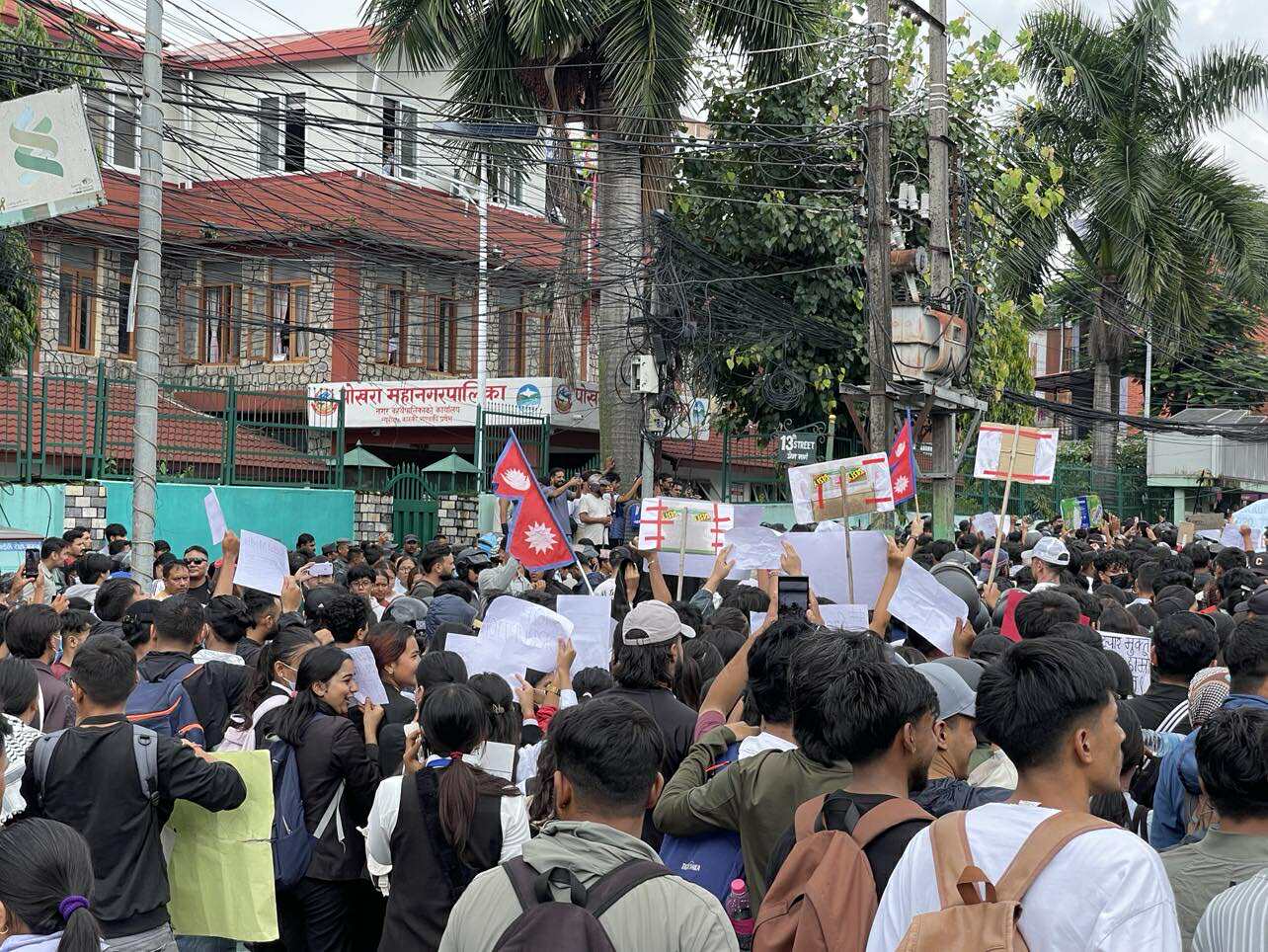 पोखरा महानगरपालिकामा ढुंगामुढा गरेपछि प्रहरीको हवाई फायर