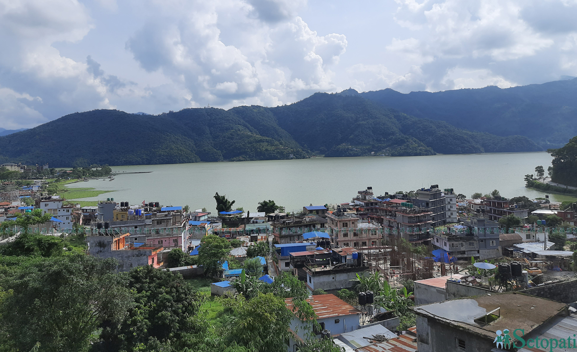 पोखराको गहना फेवातालमा खेल गतिविधि सञ्चालन गर्ने नाममा महानगरले निजी कम्पनीलाई दिने तयारी अघि बढाएको छ।  तस्बिर: युवराज श्रेष्ठ/सेतोपाटी।