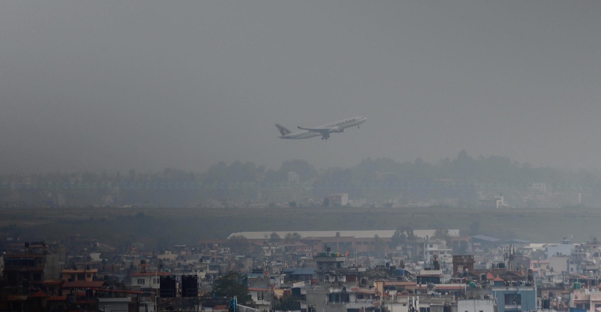 २०८० वैशाख ३ गते काठमाडौंमा लागेको तुँवालो। तस्बिरः नवीनबाबु गुरूङ/सेतोपाटी