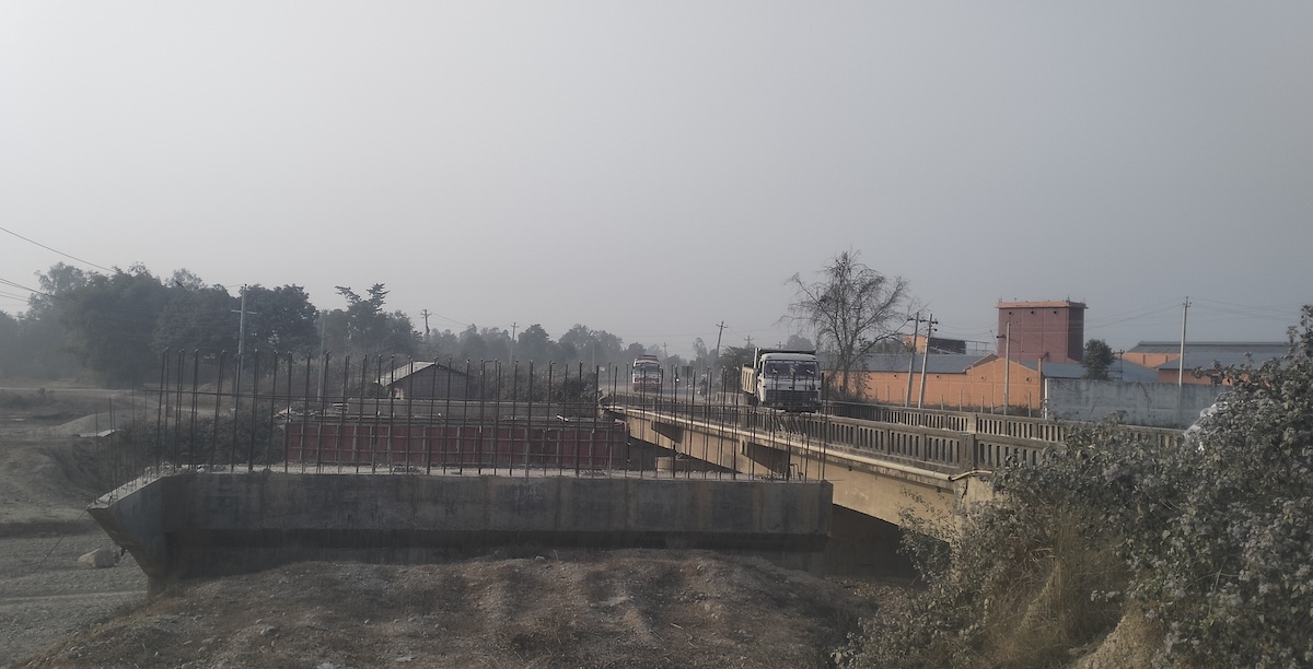 मिथिला नगरपालिका–६ स्थित ढल्केवरभन्दा दक्षिण सडखण्डमा पर्ने बसही पुल। तस्विर : रोहित महतो