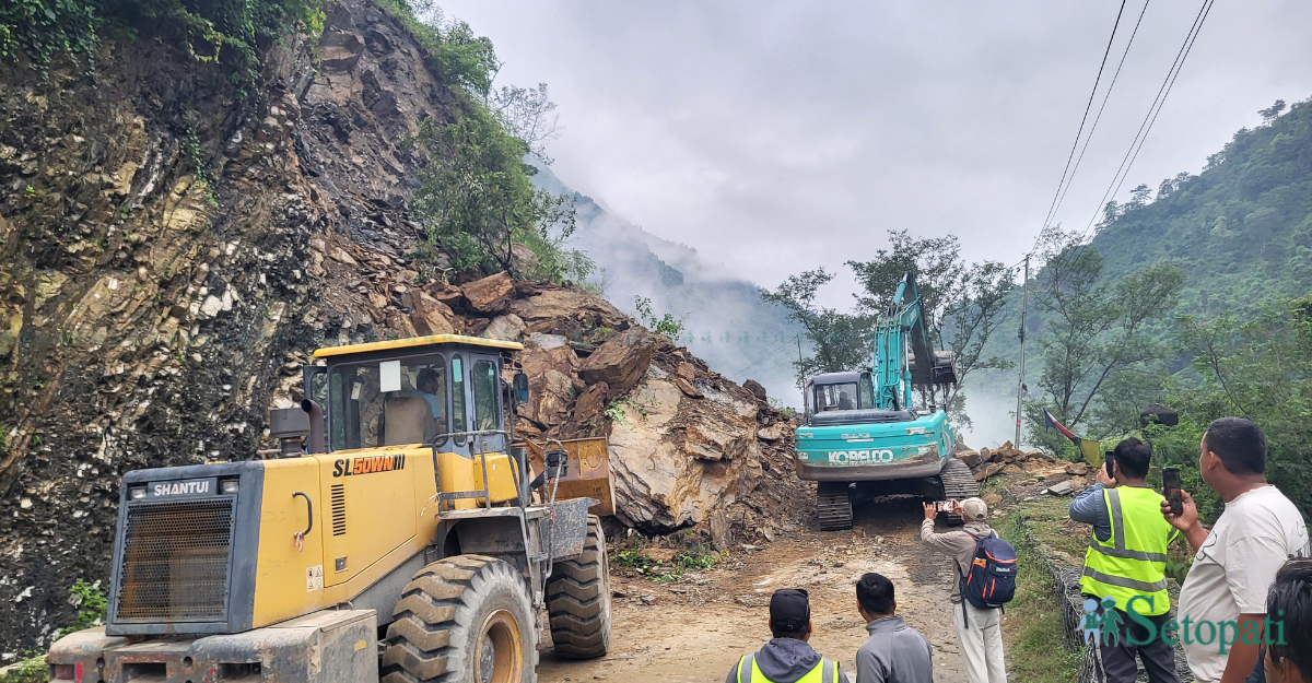 पृथ्वीराजमार्ग अन्तर्गत धादिङको बेनिघाटरोराङ-१० चिसोपानी धारा नजिकको पहिरो पन्छाइँदै। तस्बिरः नेपाल फोटो लाइब्रेरी।